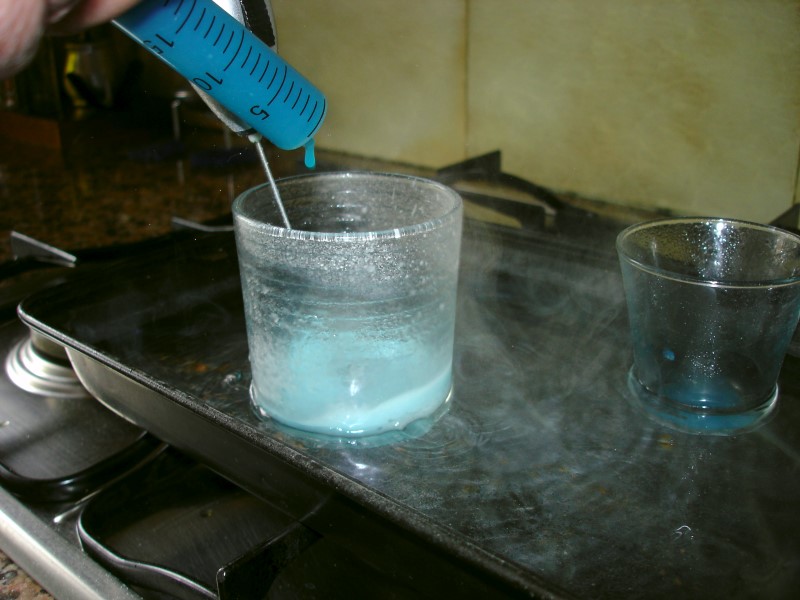 La longitud de la gota delata la viscosidad de la lecitina disuelta en agua